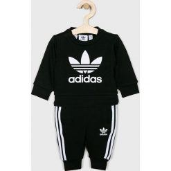 Adidas Originals - Komplet dziecięcy 62-104 cm. Czarne spodnie chłopięce adidas Originals, z nadrukiem, z elastanu. Za 159,90 zł.
