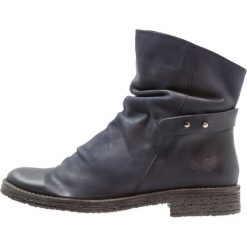 Felmini CREPONA Botki astro. Niebieskie botki damskie marki Felmini, ze skóry, klasyczne, bez obcasa, bez zapięcia. Za 589,00 zł.