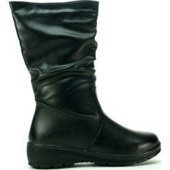 KOZAKI DAMSKIE TS Z19-04 CZA. Kozaki damskie T. Sokolski, bez obcasa, na platformie, bez zapięcia. Za 130,90 zł.