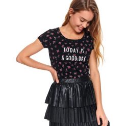 Damski printowany t-shirt z napisem. Czarne t-shirty damskie Top Secret, z napisami, z bawełny, bez kołnierzyka. Za 39,99 zł.
