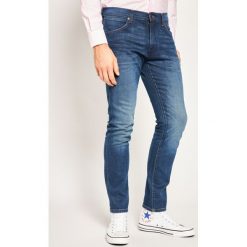 Jeansy Slim Fit Wrangler Lartson W18SQ250A. Niebieskie jeansy męskie Wrangler, m, bez wzorów, z elastanu. Za 349,00 zł.