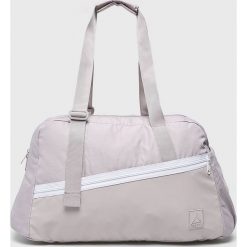 Reebok - Torba. Fioletowe torebki sportowe damskie marki Reebok, z poliesteru, sportowe, na ramię. W wyprzedaży za 139,90 zł.