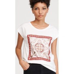 T-shirt z błyszczącym nadrukiem - Kremowy. Białe t-shirty damskie Reserved, s, z nadrukiem, bez kołnierzyka. W wyprzedaży za 14,99 zł.