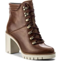 Botki TOMMY HILFIGER - Paola 5A FW0FW01543 Winter Cognac 906. Brązowe botki damskie skórzane marki TOMMY HILFIGER, na sznurówki. W wyprzedaży za 369,00 zł.