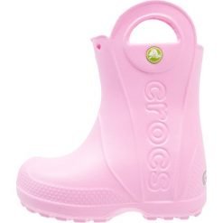 Crocs HANDLE IT RAIN BOOT KIDS Kalosze carnation. Czerwone kalosze damskie Crocs, z gumy. Za 129,00 zł.