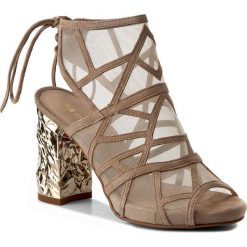 Sandały SOLO FEMME - 15203-01-G08/G12-07-00 Taupe/Beż. Brązowe klapki damskie Solo Femme, bez wzorów, ze skóry, bez obcasa, na obcasie. W wyprzedaży za 249,00 zł.