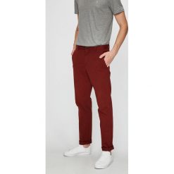 Calvin Klein - Spodnie. Brązowe chinosy męskie marki Calvin Klein, z elastanu. W wyprzedaży za 269,90 zł.