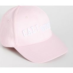 Czapka z daszkiem - Różowy. Różowe czapki damskie Sinsay, bez wzorów. Za 14,99 zł.