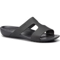 Klapki CROCS - Serena Slide W 205675 Black/Black. Czarne klapki damskie Crocs, bez wzorów, z tworzywa sztucznego, bez obcasa. W wyprzedaży za 129,00 zł.