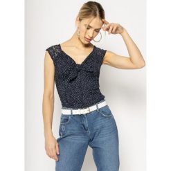 Bluzka Guess Giunone W0GP33 K9OT0. Białe bluzki damskie Guess, xs, z aplikacjami, z elastanu, bez kołnierzyka, bez rękawów. W wyprzedaży za 189,00 zł.