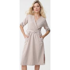 Beżowa Sukienka Iron. Brązowe sukienki damskie Born2be, s, w paski, z tkaniny, wizytowe, bez kołnierzyka, bez rękawów, midi, kopertowe. Za 109,99 zł.