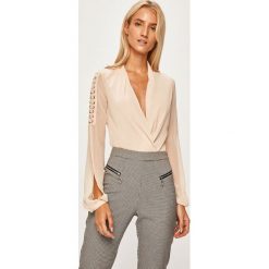 Marciano Guess - Bluzka. Brązowe bluzki damskie MARCIANO GUESS, z aplikacjami, z elastanu, bez kołnierzyka, z długim rękawem. W wyprzedaży za 329,90 zł.
