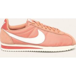 Nike Sportswear - Buty Classic Cortez Nylon. Różowe buty sportowe damskie Nike Sportswear, bez wzorów, ze skóry, sportowe. W wyprzedaży za 279,90 zł.