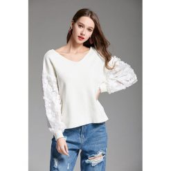 Sweter w kolorze białym. Białe swetry damskie Swetry na chłodne dni, bez wzorów, bez rękawów, bez kaptura. W wyprzedaży za 119,95 zł.