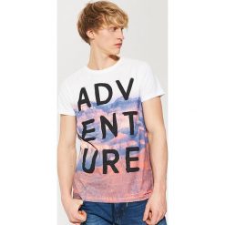 T-shirty męskie: T-shirt z fotonadrukiem i napisem – Wielobarwn