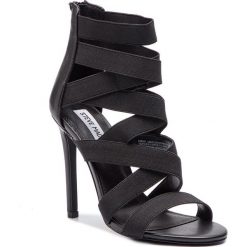 Sandały STEVE MADDEN - Strive SM11000414-04005-001 Black. Czarne klapki damskie Steve Madden, bez wzorów, ze skóry ekologicznej, bez obcasa, na obcasie. W wyprzedaży za 339,00 zł.
