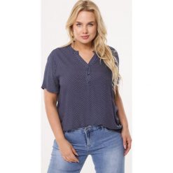 Granatowa Bluzka Clay. Niebieskie bluzki damskie Born2be, xl, bez wzorów, ze stójką, z krótkim rękawem. Za 59,99 zł.
