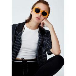 Top z dekoltem halter i obszyciem z napisem. Szare koszulki damskie marki Pull&Bear, z napisami, bez kołnierzyka. Za 39,90 zł.