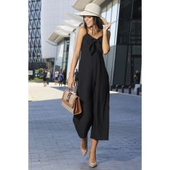 Kombinezon damski BARDA BLACK. Czarne kombinezony damskie Kombinezon damski BARDA BLACK, s, bez wzorów, bez kołnierzyka, bez rękawów. W wyprzedaży za 79,00 zł.