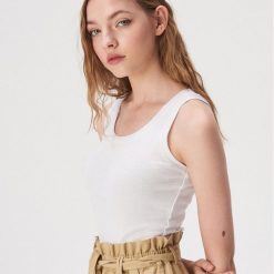 Bawełniany top basic - Biały. Białe topy damskie Sinsay, s, bez wzorów, z bawełny, bez kołnierzyka. Za 7,99 zł.
