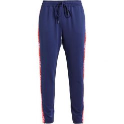 Spodnie dresowe damskie: Karen by Simonsen TATCH PANT Spodnie treningowe patriot blue