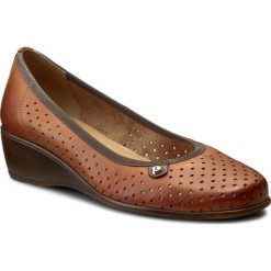 Półbuty LASOCKI COMFORT 1863-02. Półbuty damskie Lasocki Comfort, bez wzorów, bez obcasa, bez zapięcia. W wyprzedaży za 89,98 zł.