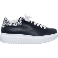 Skórzane sneakersy w kolorze czarnym. Czarne trampki i tenisówki damskie Loretta, na sznurówki. W wyprzedaży za 389,95 zł.