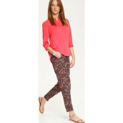 Bluzka długi rękaw luźna, z mankietami. Różowe bluzki damskie Top Secret, bez wzorów, z jeansu, eleganckie, ze stójką, z długim rękawem. W wyprzedaży za 29,99 zł.