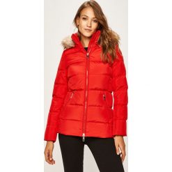 Tommy Hilfiger - Kurtka puchowa. Czerwone kurtki damskie TOMMY HILFIGER, s, bez wzorów, z poliesteru, krótkie. W wyprzedaży za 649,90 zł.