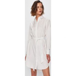 Tommy Hilfiger - Sukienka. Białe sukienki damskie TOMMY HILFIGER, na co dzień, bez wzorów, z bawełny, casualowe, bez kołnierzyka, z długim rękawem, długie, mini, proste. W wyprzedaży za 499,90 zł.