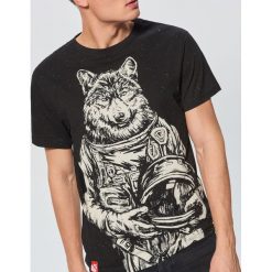 Koszulka z dużym nadrukiem z kolekcji Space - Czarny. Czarne koszulki męskie Cropp, s, z nadrukiem, bez kołnierzyka, bez rękawów. Za 49,99 zł.