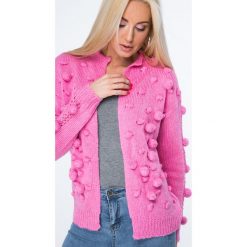 Sweter z pomponami ciemnoróżowy MISC232. Czerwone swetry rozpinane damskie marki Fasardi. Za 119,00 zł.