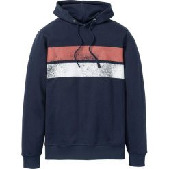 Bluza z kapturem i nadrukiem bonprix ciemnoniebieski. Niebieskie bluzy męskie bonprix, s, z nadrukiem, z kapturem, bez rękawów, z kapturem. Za 49,99 zł.