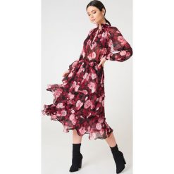 NA-KD Boho Sukienka midi ze stójką - Red,Multicolor. Czerwone sukienki boho NA-KD Boho, z falbankami, midi, proste. Za 202,95 zł.