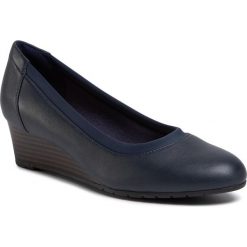 Półbuty CLARKS - Mallory Berry 261453334 Navy Leather. Niebieskie półbuty damskie Clarks, bez wzorów, ze skóry, bez obcasa, na koturnie, bez zapięcia. W wyprzedaży za 219,00 zł.