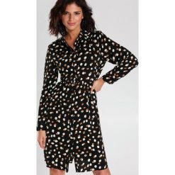 Czarna Sukienka Braun. Czarne sukienki damskie Renee, s, bez wzorów, eleganckie, z wykładanym kołnierzem, z długim rękawem, długie, midi, rozkloszowane. Za 109,99 zł.