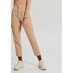Spodnie high waist - Beżowy. Brązowe spodnie damskie Cropp, bez wzorów, z podwyższonym stanem. W wyprzedaży za 29,99 zł.