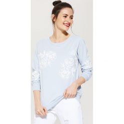 Bluzy damskie: Bluza z kwiatową aplikacją – Niebieski