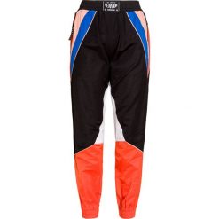 Spodnie P.E NATION SONIC STRIKE. Czarne spodnie damskie Pe Nation, m, z dresówki, retro. W wyprzedaży za 760,00 zł.