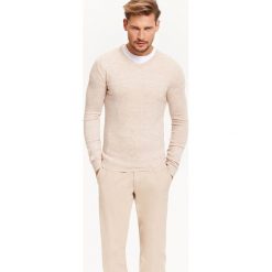 SWETER DŁUGI RĘKAW MĘSKI. Brązowe golfy męskie marki Top Secret, na lato, xxl, z wełny, klasyczne, z dekoltem w serek. W wyprzedaży za 39,99 zł.