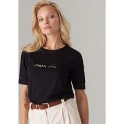 Bluzka z nadrukiem - Czarny. Czarne bluzki damskie Mohito, s, z nadrukiem, bez kołnierzyka, bez rękawów. Za 69,99 zł.