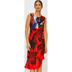 Desigual - Sukienka. Czerwone sukienki damskie Desigual, na co dzień, s, bez wzorów, z poliesteru, z okrągłym kołnierzem, bez rękawów, midi, asymetryczne. W wyprzedaży za 199,90 zł.