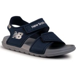 Sandały NEW BALANCE - YOSPSDNV Granatowy. Niebieskie sandały chłopięce New Balance, z tworzywa sztucznego, bez zapięcia. Za 99,00 zł.