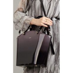 Torebka damska łódka lakierowana Rovicky 1275 - Szary. Szare torebki klasyczne damskie ROVICKY, w paski, ze skóry ekologicznej, eleganckie, lakierowane, bez dodatków. Za 129,99 zł.
