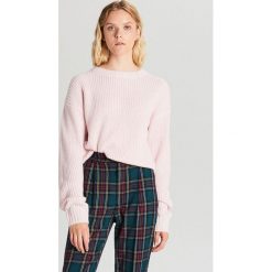 Sweter oversize - Różowy. Różowe swetry damskie Cropp, s, bez wzorów, bez rękawów, bez kaptura. Za 69,99 zł.