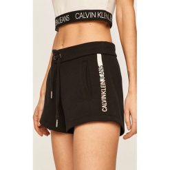 Calvin Klein Jeans - Szorty. Czarne szorty damskie Calvin Klein Jeans, s, z nadrukiem, z bawełny, casualowe. Za 279,90 zł.