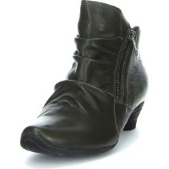 Skórzane botki "Aida" w kolorze zielonym. Zielone botki damskie Think!, bez obcasa, bez zapięcia. W wyprzedaży za 409,95 zł.