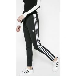Adidas Originals - Spodnie. Czarne spodnie damskie adidas Originals, bez wzorów, z elastanu. Za 199,90 zł.