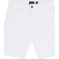 Kolorowe denimowe bermudy. Białe spodenki i szorty męskie Pull&Bear, m, bez wzorów. Za 49,90 zł.