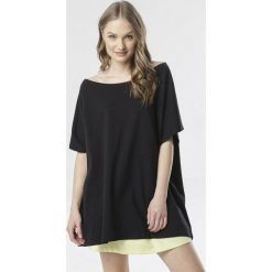 Czarny T-shirt Sirefa. Czarne bluzki damskie Born2be, xl, bez wzorów, bez kołnierzyka. W wyprzedaży za 64,99 zł.